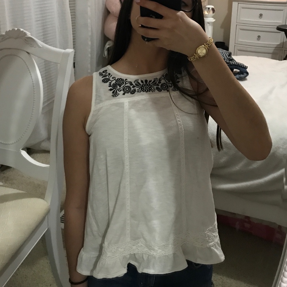 white laced flowers cut open back tank top